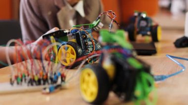 Çocukların ellerini kapatın. Robot makineleri ve oyuncaklarla oynayın.