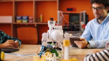 Gözlüklü yakışıklı öğretmen çocuklara derste modern oyun sınıfında şınav çekmeyi öğretiyor. Kapalı