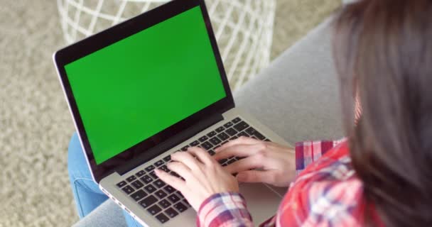 Ordenador portátil está en la mesa con pantalla verde. Clave de croma. Mujer caucásica tocando y escribiendo en el teclado. freelancer femenina que trabaja en casa en línea. Trabajos de oficina en cuarentena . — Vídeos de Stock