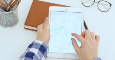 New York - 15 Mayıs 2020: beyaz tablet cihazını harita uygulamasında kaydırıp tıklatan beyaz kadın. Uygulamalı bilgisayar kullanan ve şehirde bir yer arayan bir kadın. Coğrafi konsept.