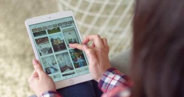 New York - 15 Mayıs 2020: beyaz tablet cihazının üzerinden beyaz kadının ellerine bakın. Ev fotoğrafları içeren Pinterest uygulaması. Kadın bilgisayarda tıkırdıyor ve kayıyor. Ev tasarımı kavramı.