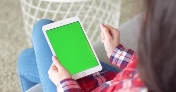 백인 여자 손에 들고 있는 하얀색 수직 태블릿 장치를 어깨 너머로 바라본다. 녹색 화면으로 컴퓨터를 들고 있는 여성. 크로마 키. 트윗, 확대, 응용 개념에서 스크롤. — 비디오