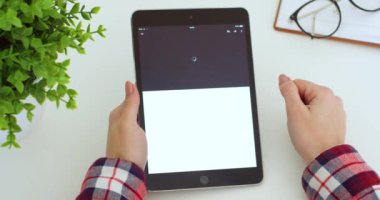 New York - 15 Mayıs 2020: Siyah tablet, Youtube uygulaması kullanan ve seyahatler hakkında video izleyen Kafkasyalı kadının elinde. Kadın bilgisayarda tıkırdıyor ve kayıyor. Seyahatler ve seyahat konsepti.