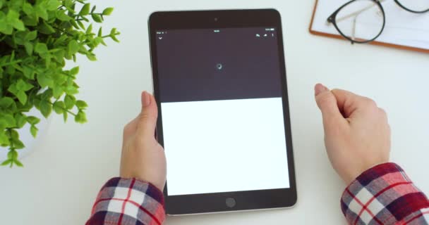 New York - 15 mei 2020: Zwarte tablet in handen van een blanke vrouw die Youtube app gebruikt en video kijkt over reizen. Vrouwelijke tikken en scrollen op de computer. Reis- en reisconcept. — Stockvideo
