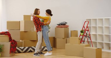 Genç ve çekici çiftin taşınırken yeni rahat daireye adım attığını, paketleri boşaltılmış kutuların ve oturma odasındaki ev eşyalarının arasından gülümseyerek kameraya döndüklerini gördüm. İçeride.