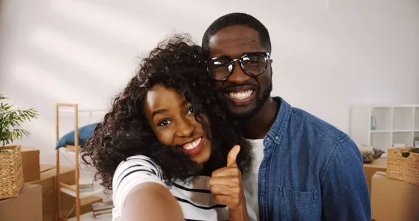 Dekat dari Afrika Amerika ceria hanya menikah pasangan memiliki videochat, berbicara dengan senang hati dan menunjukkan kunci mereka dari flat. POV. Potret. Di dalam ruangan Stok Foto Bebas Royalti