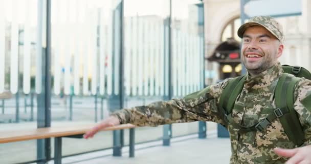 Jovem feliz pai caucasiano reunião oficial e abraçando crianças pequenas bonitos e esposa na rua. Bonito soldado masculino em uniforme voltando do exército e encontrando mulher e crianças Serviço de guerra retornando — Vídeo de Stock