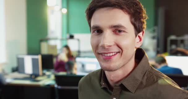 Nahaufnahme Porträt einer jungen hübschen Büroangestellten. Stilvoller Mann mit schneeweißem Lächeln blickt in die Kameralinse. Büroangestellte. — Stockvideo