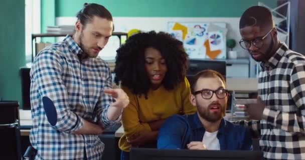 Zwei kaukasische Männer, eine Afroamerikanerin und ein Mann arbeiten im Team zusammen. Multinationales Team Brainstorming im Amt. — Stockvideo