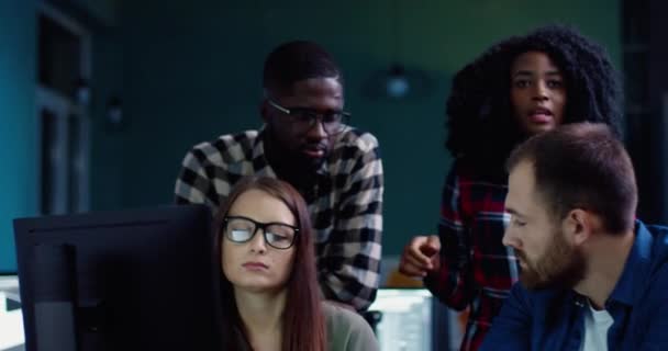 Een groep kantoormedewerkers heeft plezier aan het einde van de werkdag. Jonge vrouwen zingen, mannen gaan naar de muziek. Kantoorentertainment in het team. — Stockvideo