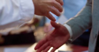 Tamir sözleşmesi imzalarken el sıkışan iki adama yaklaş. Ağır çekim. Takım ritüeli. - Anlaştık. Hareket..