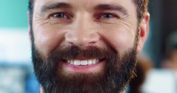 Close up retrato de belo homem barbudo adulto com boa aparência sorrindo para a câmera com dentes brancos. — Vídeo de Stock