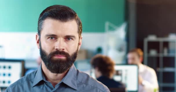 Portret przystojnego białego mężczyzny z brodą w szarej koszuli ze śnieżnobiałym uśmiechem patrzącego w obiektyw aparatu fotograficznego. — Wideo stockowe