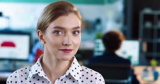 Retrato de una hermosa mujer de negocios rubia de éxito con elegante camisa blanca con sonrisa blanca como la nieve mirando a la cámara. — Vídeos de Stock