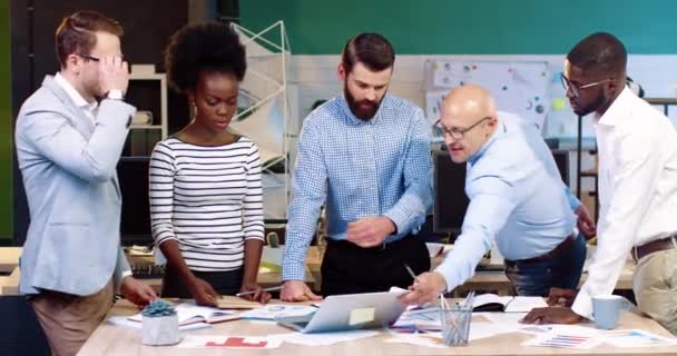 Gerente de projeto sênior adulto discute com trabalhadores de escritório sobre o trabalho mal realizado. Conflito na equipa. Disputa com superiores. — Vídeo de Stock