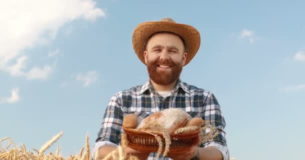 Portrait Agriculteur Masculin Caucasien Heureux Debout Dans Champ Avec Panier — Video