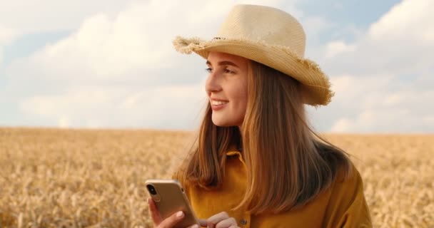 Close Portret Van Gelukkig Mooi Meisje Hoed Typen Smartphone Weg — Stockvideo