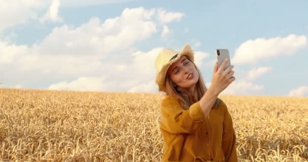 Portret Van Een Prachtig Blank Meisje Dat Selfie Foto Maakt — Stockvideo