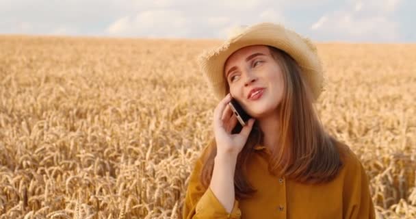 Vrolijke Mooie Blanke Meisje Met Hoed Het Veld Chatten Mobiele — Stockvideo