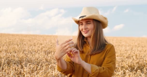 Retrato Bela Menina Caucasiana Feliz Campo Dourado Usando Gadget Futurista — Vídeo de Stock