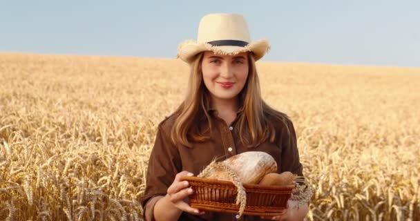 Portret Van Een Gelukkige Blanke Vrouwelijke Boer Die Het Gouden — Stockvideo
