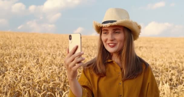 Mooi Blank Gelukkig Meisje Hoed Met Video Bellen Smartphone Tijdens — Stockvideo