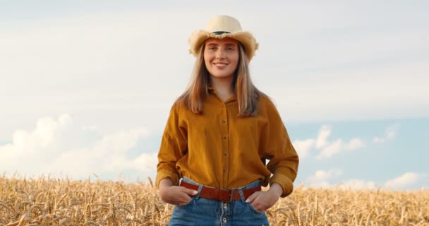 Портрет Красивой Молодой Женщины Стоящей Пшеничном Поле Жёлтой Рубашке Улыбающейся — стоковое видео