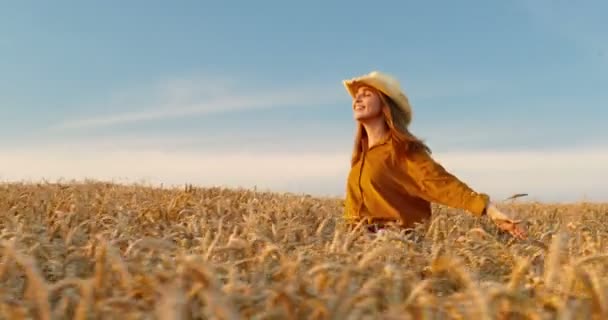 Portret Van Een Vrolijk Lachend Mooi Meisje Met Een Hoed — Stockvideo