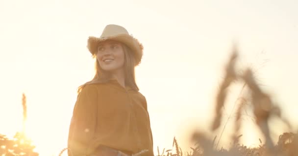 Mulher Bonita Feliz Com Sorriso Rosto Olhando Torno Campo Pôr — Vídeo de Stock