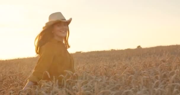 Портрет Счастливой Улыбающейся Красивой Девушки Шляпе Бегущей Пшеничному Полю Сельской — стоковое видео