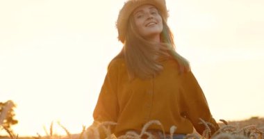 Afro-Amerikan kadın kurye evde erkek müşteriye yiyecek getiren, konuşan ve dışarıda dağıtan. Teslimatçı kadın gülümsüyor ve erkek müşteriye bir paket mal getiriyor..