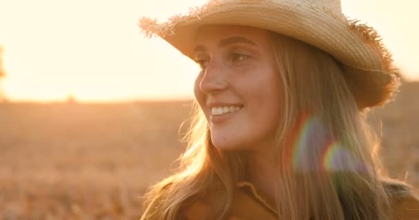 Закройте Портрет Счастливой Красивой Девушки Шляпе Гуляющей Полю Закате Улыбающейся — стоковое видео