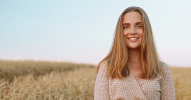 Piękna Radosna Biała Młoda Kobieta Uśmiechem Twarzy Odwraca Wzrok Świeżym — Wideo stockowe