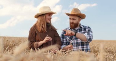 Afro-Amerikan kadın kurye evde erkek müşteriye yiyecek getiren, konuşan ve dışarıda dağıtan. Teslimatçı kadın gülümsüyor ve erkek müşteriye bir paket mal getiriyor..