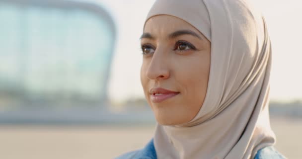 Πορτρέτο Της Νεαρής Μουσουλμανικής Όμορφης Γυναίκας Παραδοσιακή Μαντίλα Χαμογελώντας Χαρούμενα — Αρχείο Βίντεο