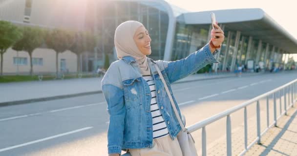 Joven Árabe Bastante Alegre Mujer Hijab Tradicional Sonriendo Saludando Mano — Vídeos de Stock