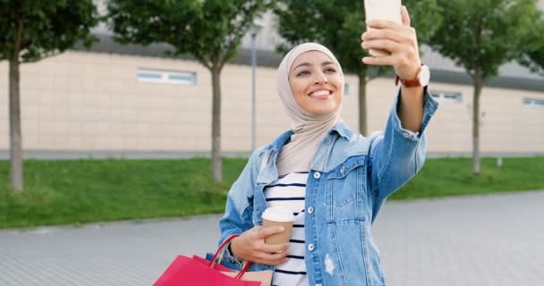 Όμορφη Νεαρή Χαρούμενη Arabian Γυναίκα Hijab Χαμογελώντας Και Λαμβάνοντας Selfie — Αρχείο Βίντεο