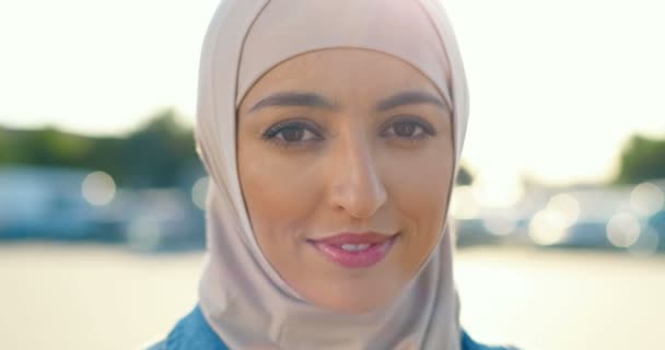 Κοντινό Πλάνο Του Προσώπου Της Νεαρής Μουσουλμανικής Όμορφης Γυναίκας Παραδοσιακή — Αρχείο Βίντεο