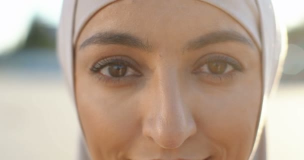 Großaufnahme Des Gesichts Einer Jungen Muslimischen Schönen Frau Mit Traditionellem — Stockvideo