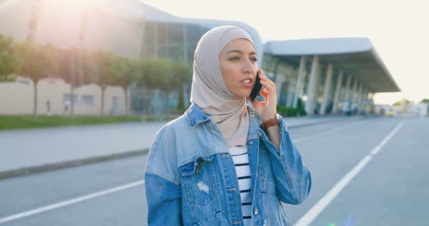 Arabiska Vackra Ung Kvinna Traditionell Slöja Står Gatan Och Talar — Stockvideo