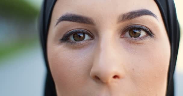 Primer Plano Cara Joven Musulmana Hermosa Mujer Pañuelo Cabeza Tradicional — Vídeos de Stock