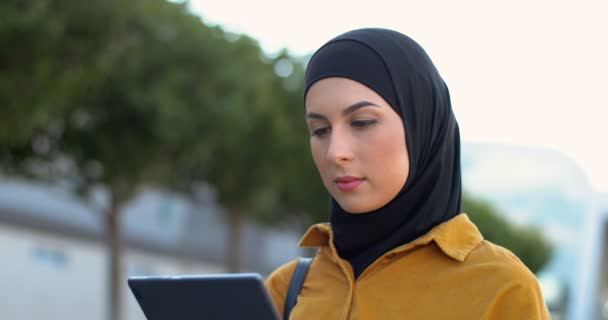 Arabian Jovem Mulher Bonita Lenço Cabeça Preto Rua Usando Dispositivo — Vídeo de Stock