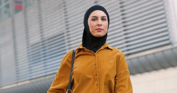 Portrait Jeune Arabe Souriant Belle Femme Hijab Noir Debout Dans — Video