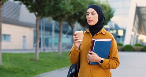 Νεαρή Άραβα Όμορφη Γυναίκα Μαντίλα Περπατάει Στο Δρόμο Σχολικά Βιβλία — Αρχείο Βίντεο