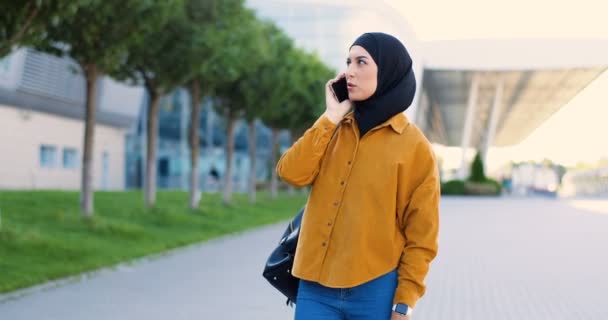Mujer Joven Hermosa Musulmana Hijab Negro Caminando Por Calle Hablando — Vídeos de Stock