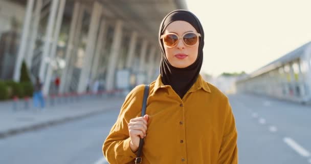 Retrato Mujer Hermosa Elegante Árabe Hijab Negro Gafas Sol Pie — Vídeos de Stock