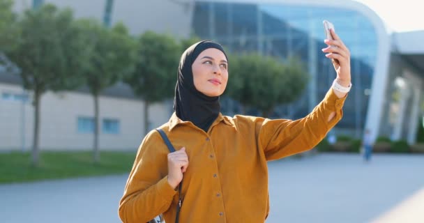 Fiatal Muszlim Gyönyörű Fiatal Fekete Hidzsáb Áll Utcán Szelfi Fotó — Stock videók