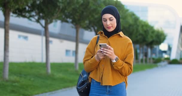 Άραβα Νεαρή Όμορφη Γυναίκα Μαύρη Μαντίλα Στέκεται Στο Δρόμο Και — Αρχείο Βίντεο