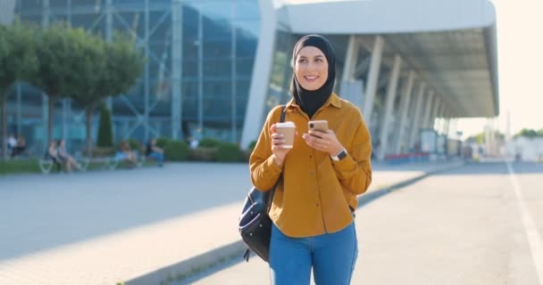 Giovane Araba Bella Donna Hijab Piedi Strada Toccando Smartphone Bevendo — Video Stock