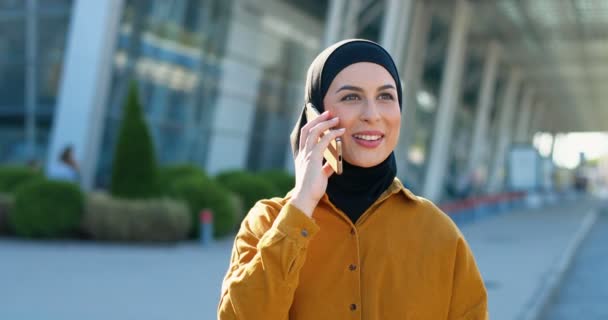 Araba Giovane Bella Donna Velo Nero Piedi Strada Parlando Smartphone — Video Stock